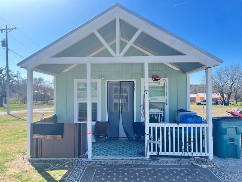 200 W Riley Street, Bowie TX 76230