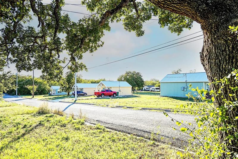 204 W Riley Street, Bowie TX 76230 - Photo 3
