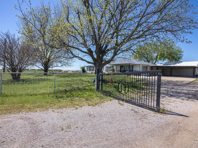1006 County Road 2475, Alvord TX 76225 - Photo 5