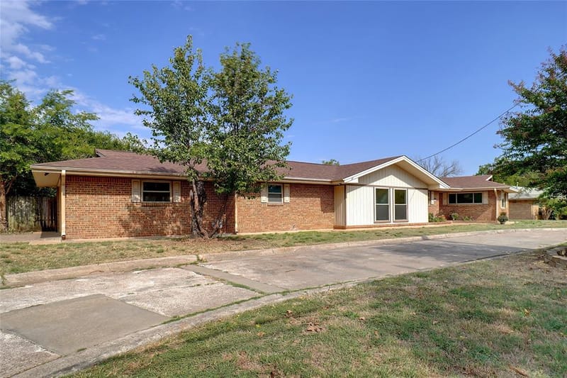 900 Roberts Street, Bowie TX 76230 - Photo 3