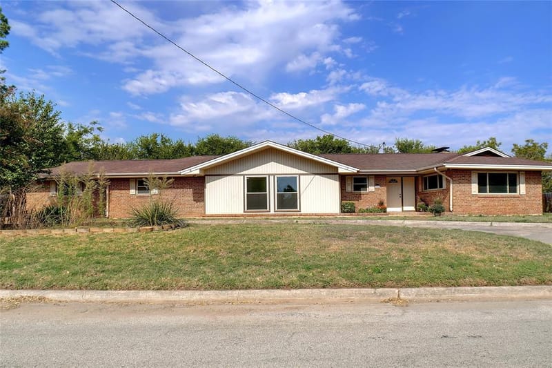 900 Roberts Street, Bowie TX 76230