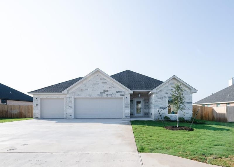 816 Secretariat Drive, Hewitt TX 76643