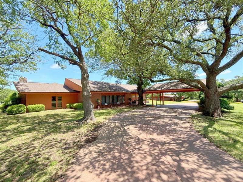 905 Bennett Drive, Bowie TX 76230 - Photo 2