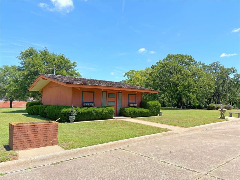 905 Bennett Drive, Bowie TX 76230 - Photo 6