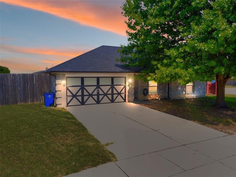 926 Morgan Drive, Burleson TX 76028