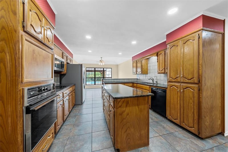 8216 Teakwood Drive, Woodway TX 76712 - Photo 9