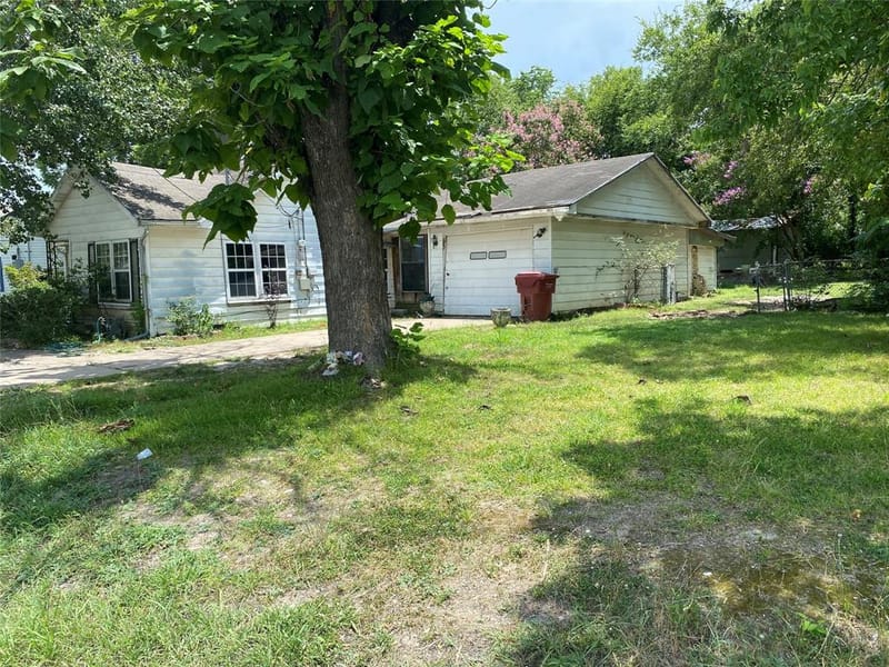 815/811/817 W 12th Street # 815, Bonham TX 75418 - Photo 2