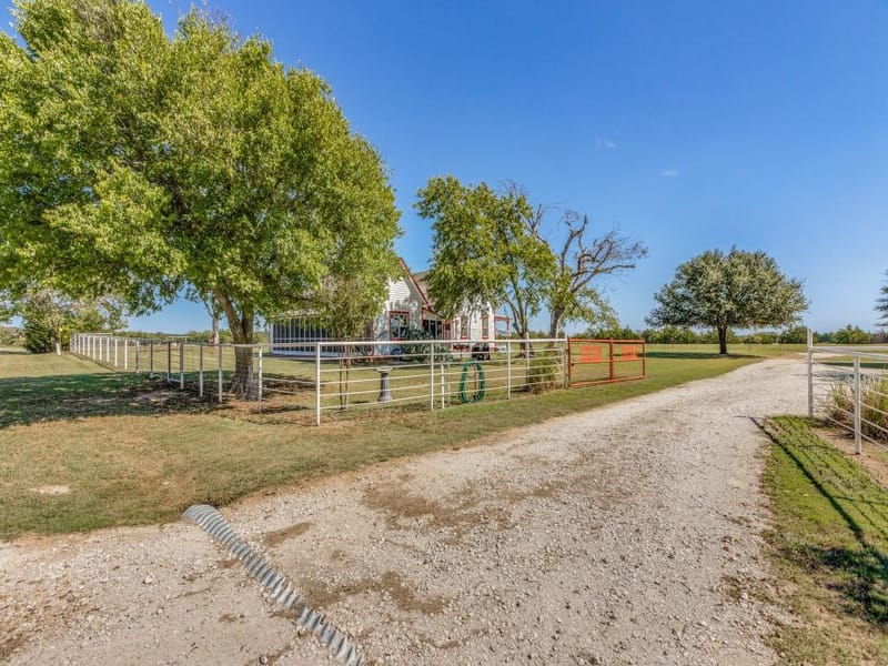 392 Mt Pleasant Road, Valley View TX 76272 - Photo 27
