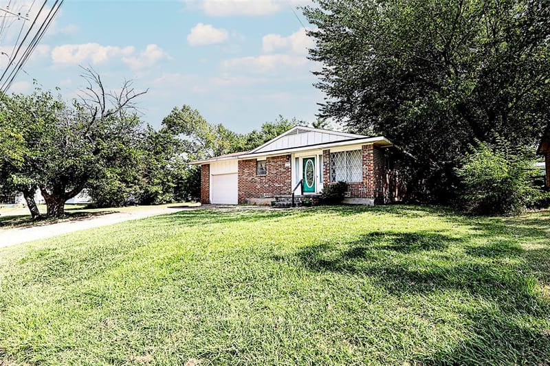421 E Wilbarger Street, Bowie TX 76230 - Photo 3