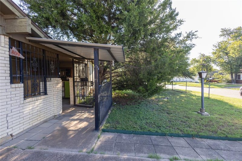 809 Lomo Street, Fort Worth TX 76110 - Photo 3