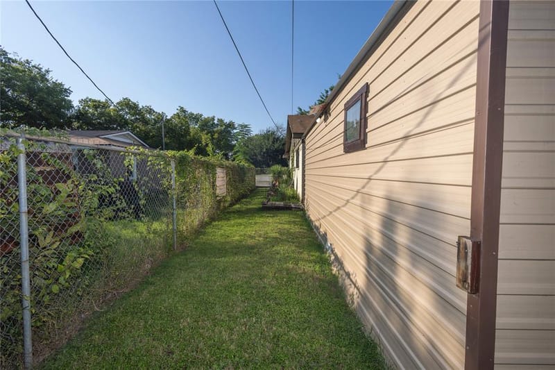 809 Lomo Street, Fort Worth TX 76110 - Photo 11