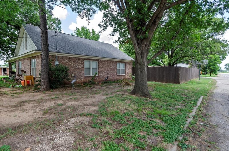 102 N Mesquite Street, Paradise TX 76073 - Photo 9