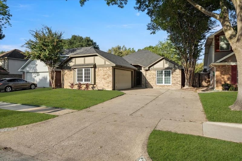 5624 Fox Hunt Drive, Arlington TX 76017 - Photo 2