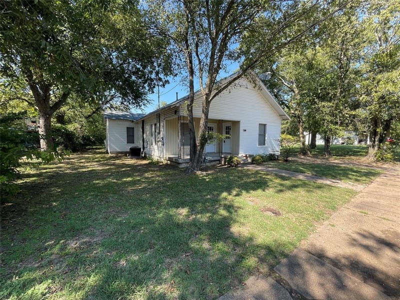 800 Jefferson Street, Bowie TX 76230 - Photo 2