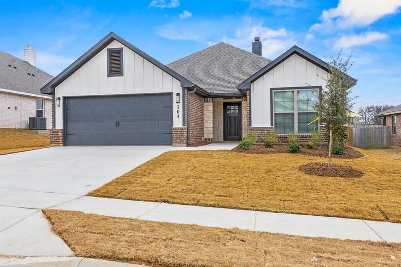 104 Maverick Trail, Valley View TX 76272