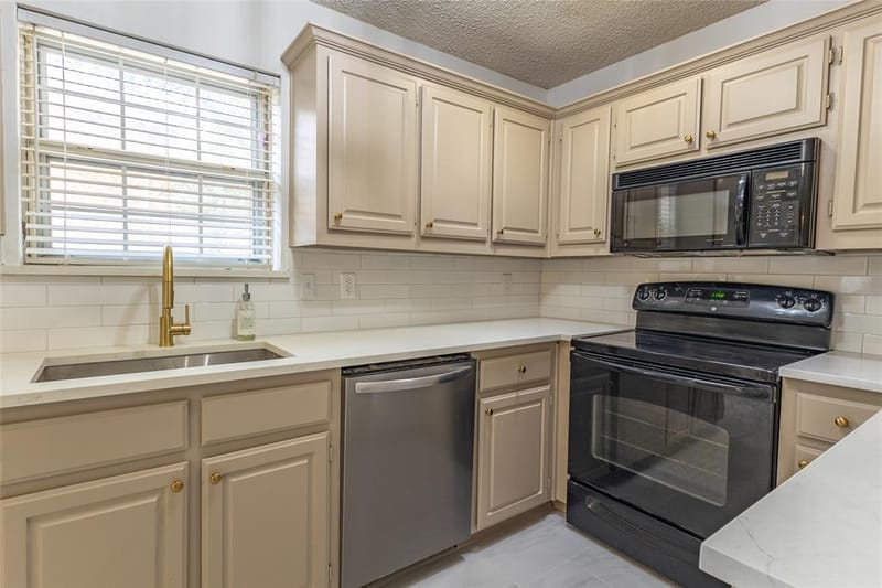 8518 Bridgewater Drive, Rowlett TX 75088 - Photo 5