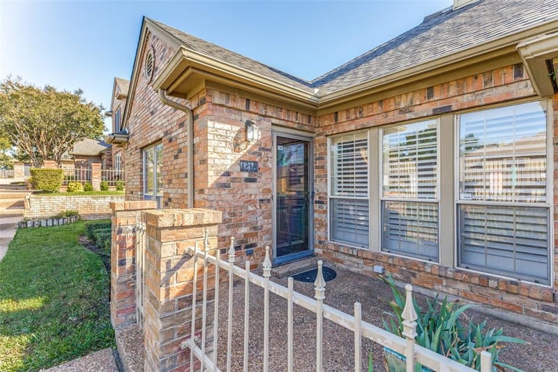 1218 Wooded Trail, Hurst TX 76053