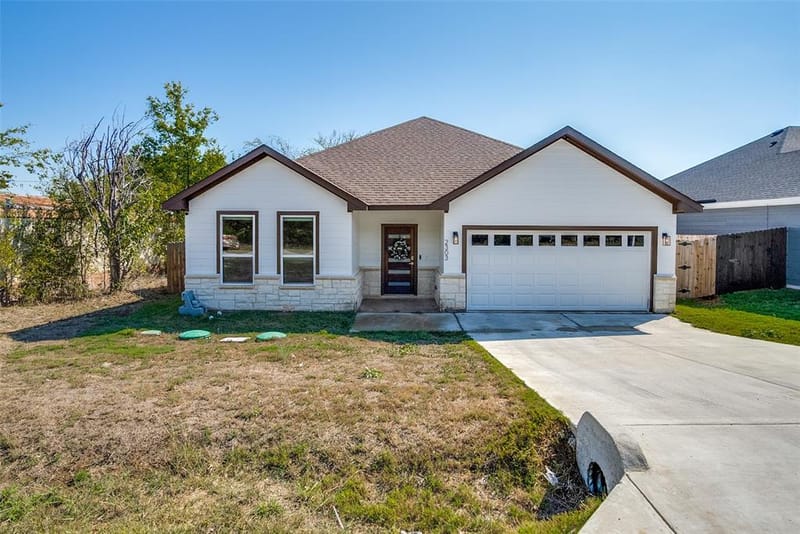 2303 Pedernales Court, Granbury TX 76048