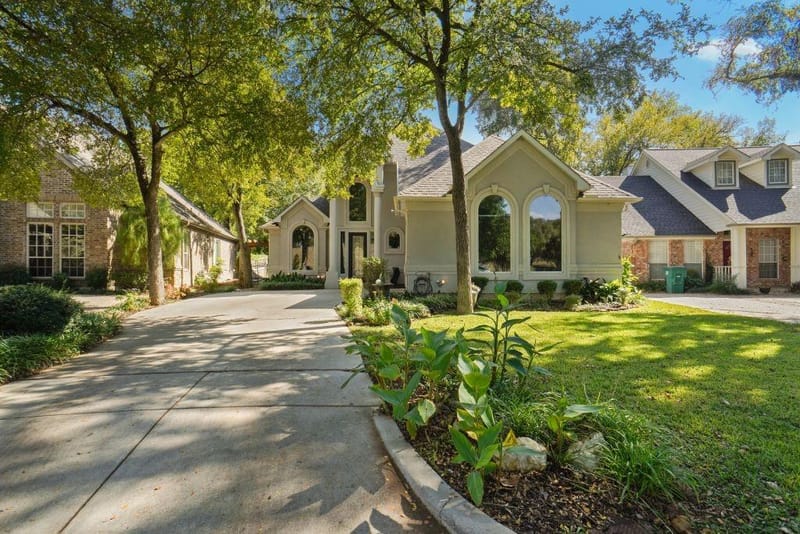 5968 Riverbend Place, Fort Worth TX 76112 - Photo 2