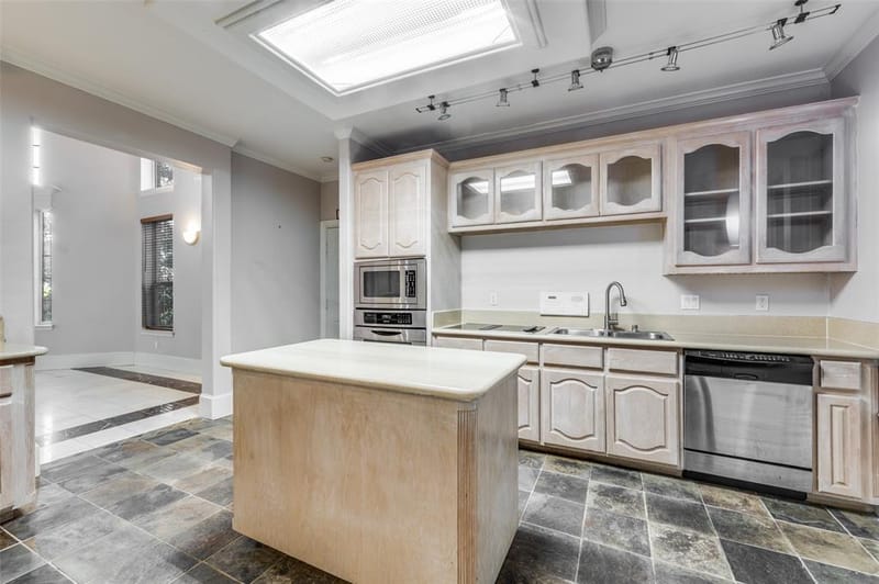 1805 Old Oak Drive, Arlington TX 76012 - Photo 9
