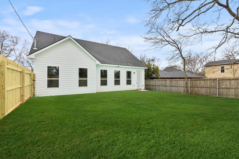 919 W Day Street, Denison TX 75020 - Photo 23