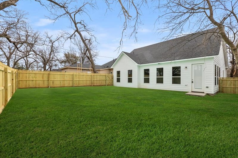 919 W Day Street, Denison TX 75020 - Photo 22