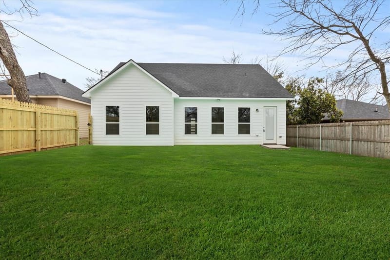 919 W Day Street, Denison TX 75020 - Photo 21