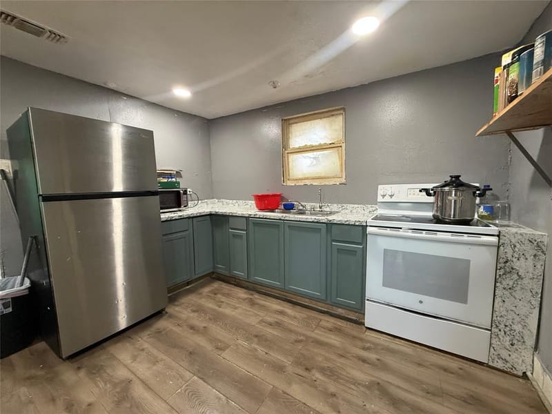 411 W Hester Street, Sherman TX 75090 - Photo 7