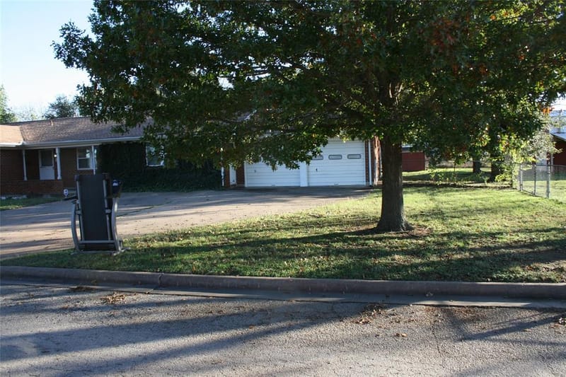 2510 SE 5 1/2 Street, Mineral Wells TX 76067 - Photo 2