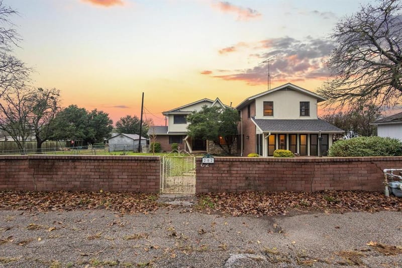 202 S Santa Fe Street, Wolfe City TX 75496 - Photo 2