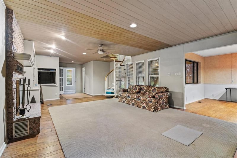 202 S Santa Fe Street, Wolfe City TX 75496 - Photo 7