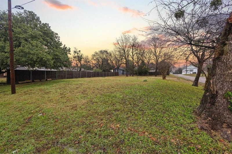 202 S Santa Fe Street, Wolfe City TX 75496 - Photo 32