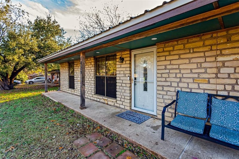 1429 W Torrey Street, Granbury TX 76048 - Photo 2
