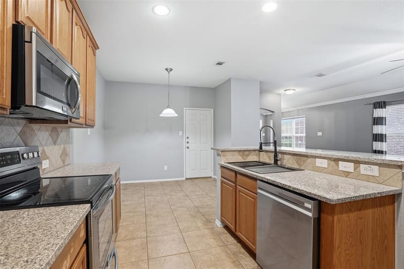 1425 Ravenwood Drive, Mansfield TX 76063 - Photo 23