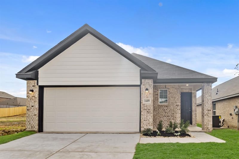 1609 Romans Road, Ennis TX 75119