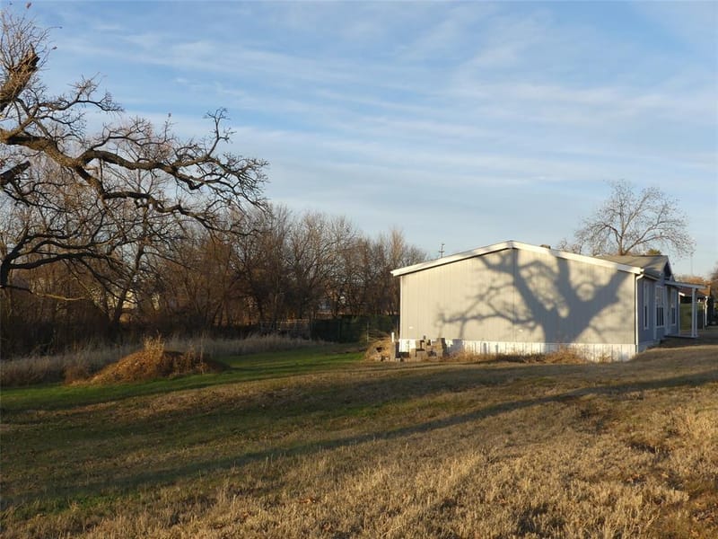 422 Hutchinson Street, Bowie TX 76230 - Photo 6