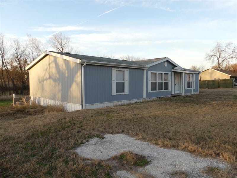 422 Hutchinson Street, Bowie TX 76230 - Photo 7