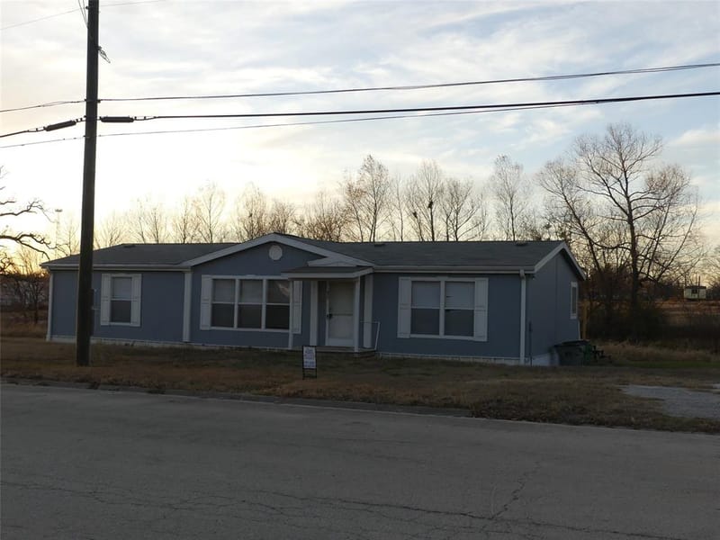 422 Hutchinson Street, Bowie TX 76230