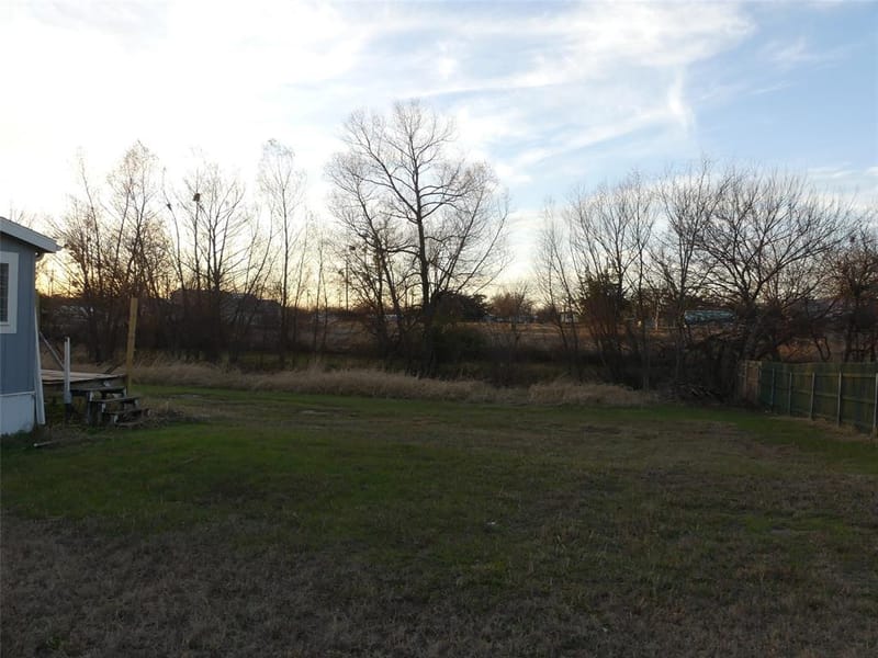 422 Hutchinson Street, Bowie TX 76230 - Photo 9