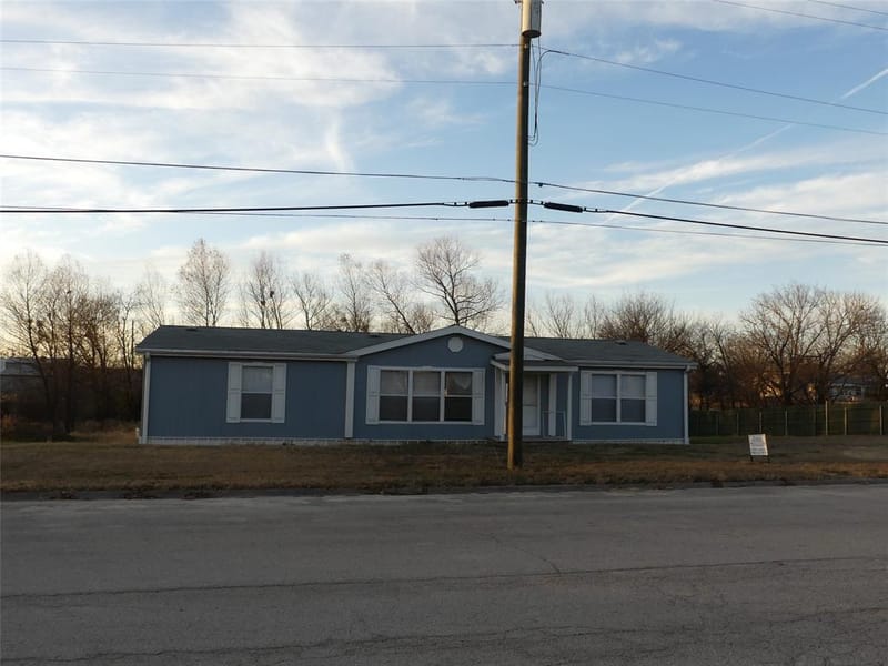 422 Hutchinson Street, Bowie TX 76230 - Photo 8