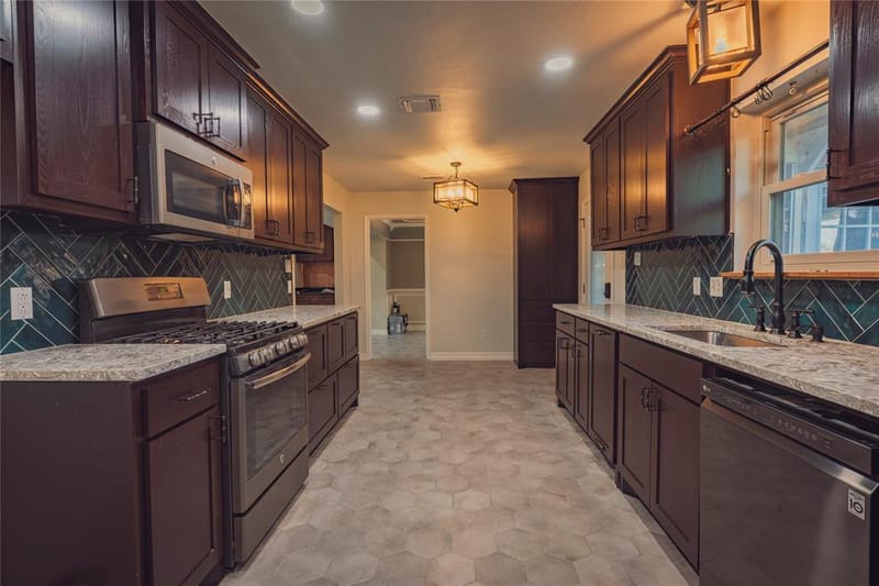593 King Circle, Lewisville TX 75067 - Photo 9