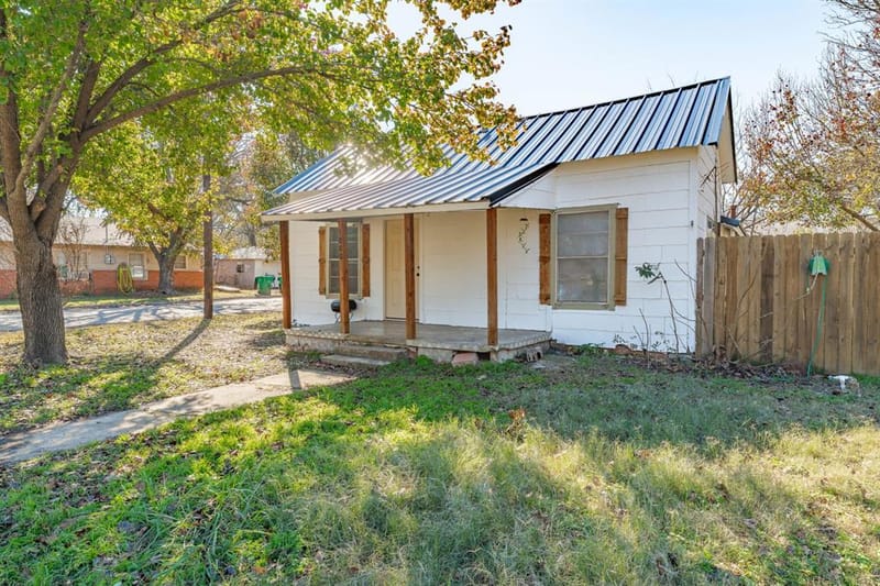 1000 N Clinton Street N, Stephenville TX 76401 - Photo 2