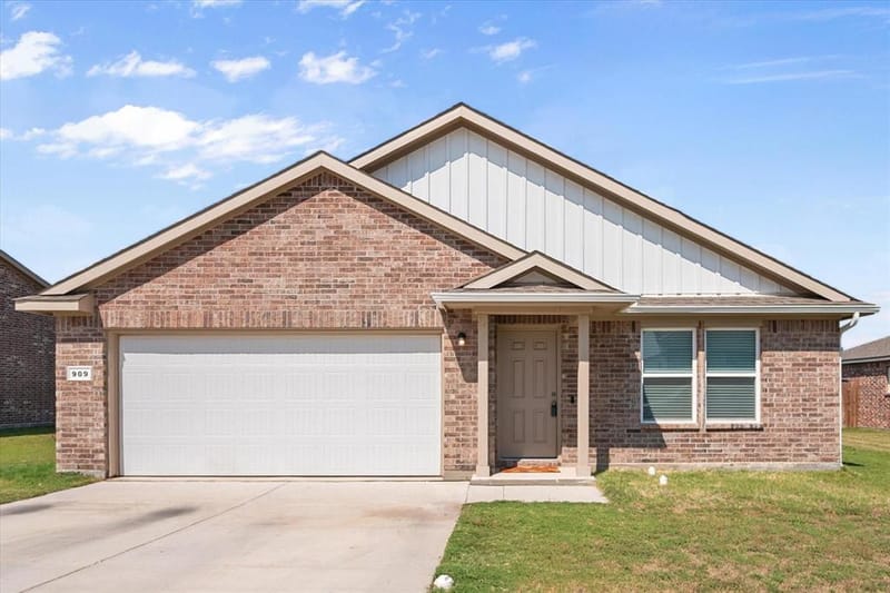 909 Avagail Avenue, Springtown TX 76082