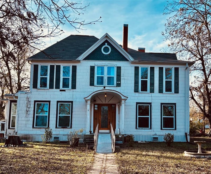 725 W 10th Street, Bonham TX 75418