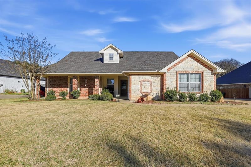 3207 Crossbridge Circle, Granbury TX 76049 - Photo 2