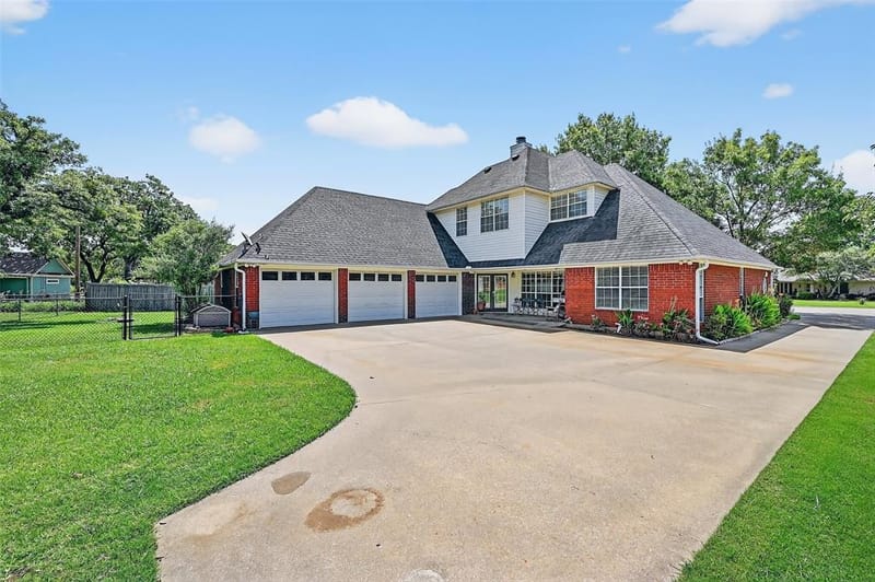 736 W Kiowa Drive, Lake Kiowa TX 76240 - Photo 2