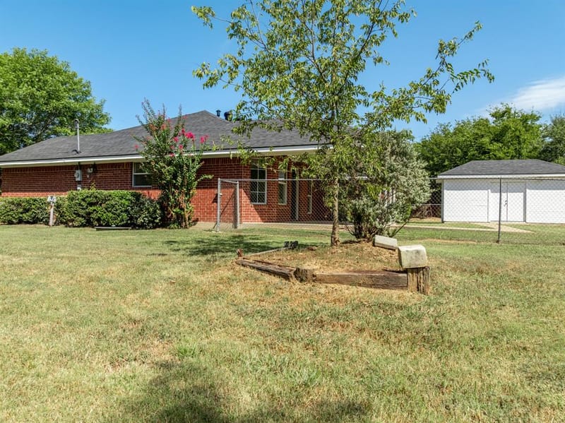 12187 Rolling Oaks Drive, Whitney TX 76692 - Photo 11