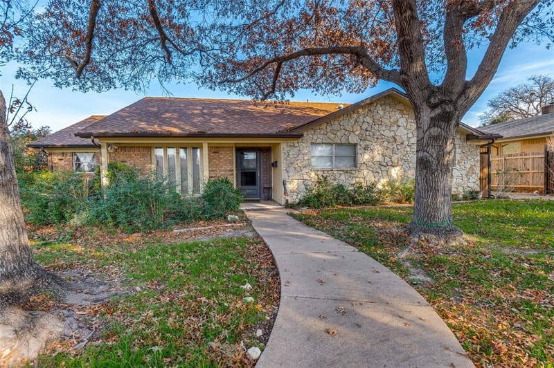 305 Cedar Creek Court, Fort Worth TX 76103 - Photo 4