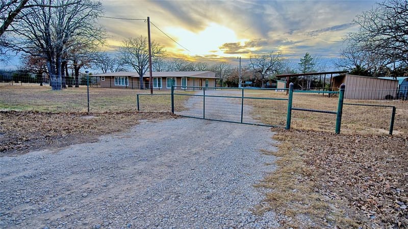584 W Alamo Road, Bowie TX 76230 - Photo 2