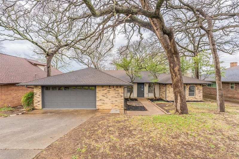 2105 Castle Oaks Drive, Arlington TX 76012